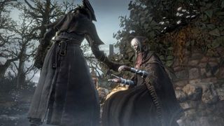 Bloodborne kaksi kaapuun pukeutunutta hahmoa keskustelemassa metsässä