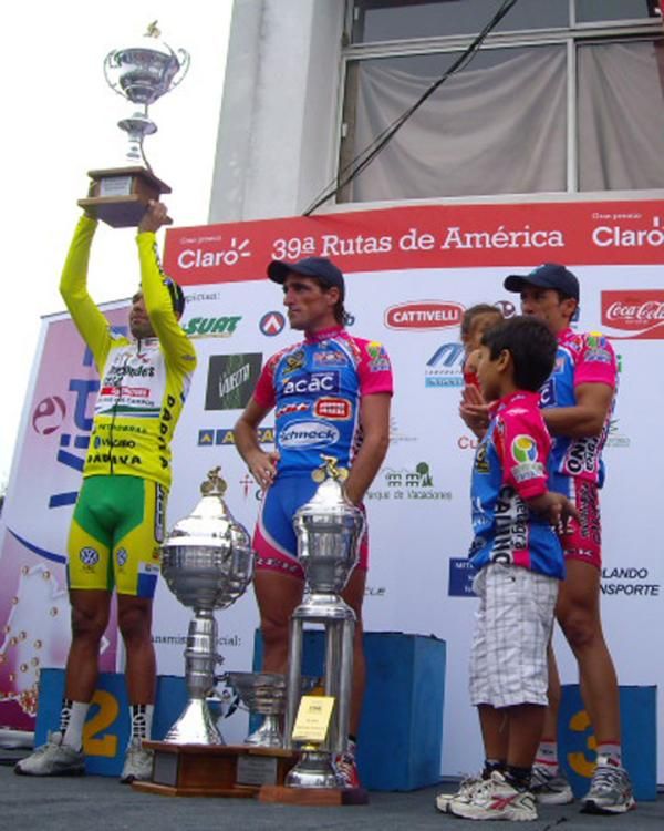 Magno Nazaret (Scott Marcondes) lifts his trophy for second place overall. Hernan Cline (Alas Rojas) claimed his second successive overall title as his teammate Richard Mascara&ntilde;as finished third.