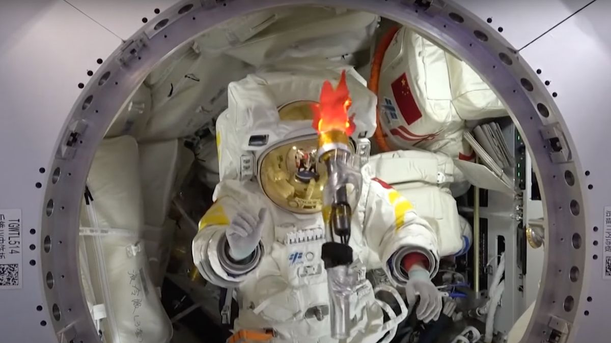 Chinese astronauts celebrate Olympic Games on the Tiangong space station (video)