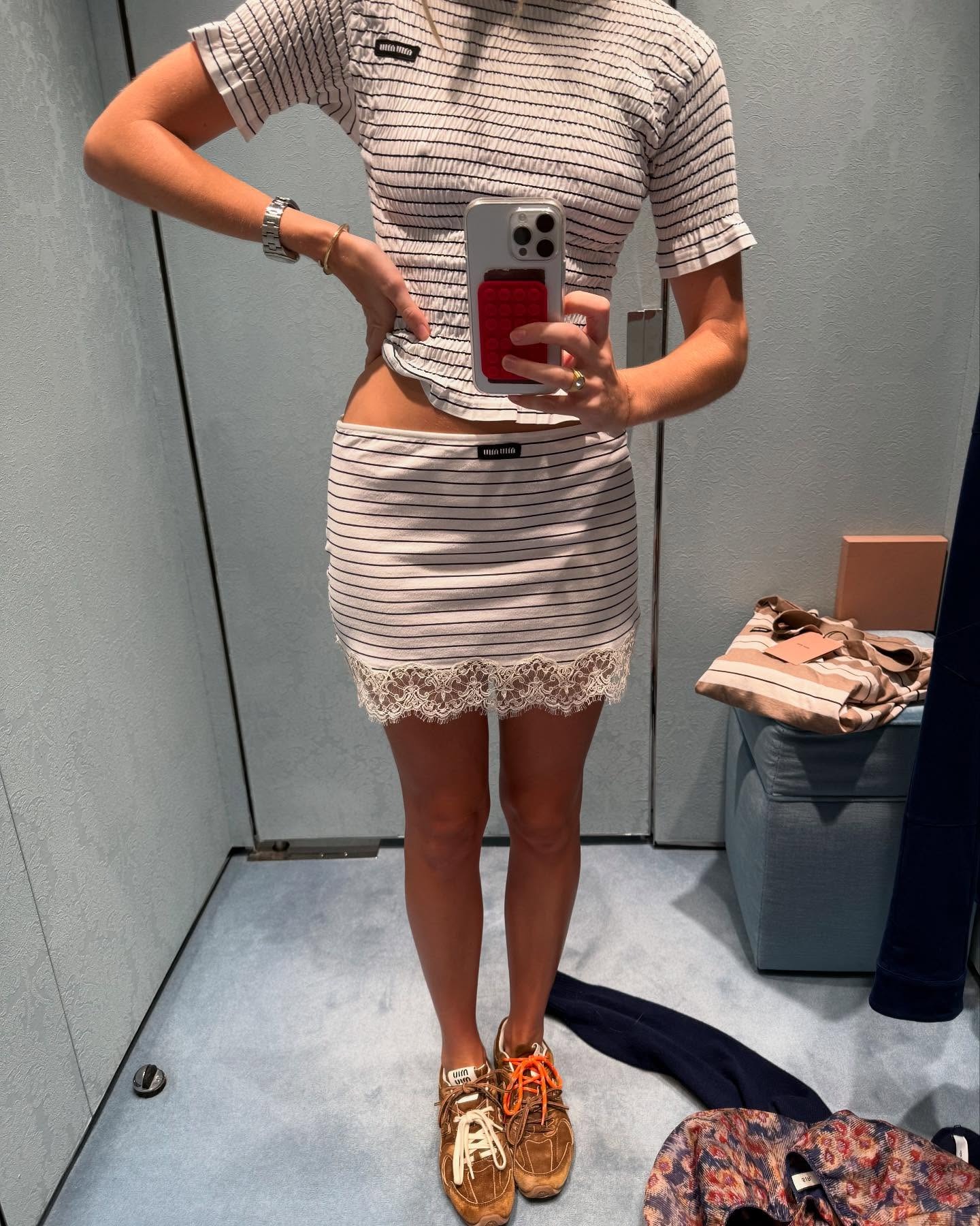 @lillysto wears sneakers with summer trend