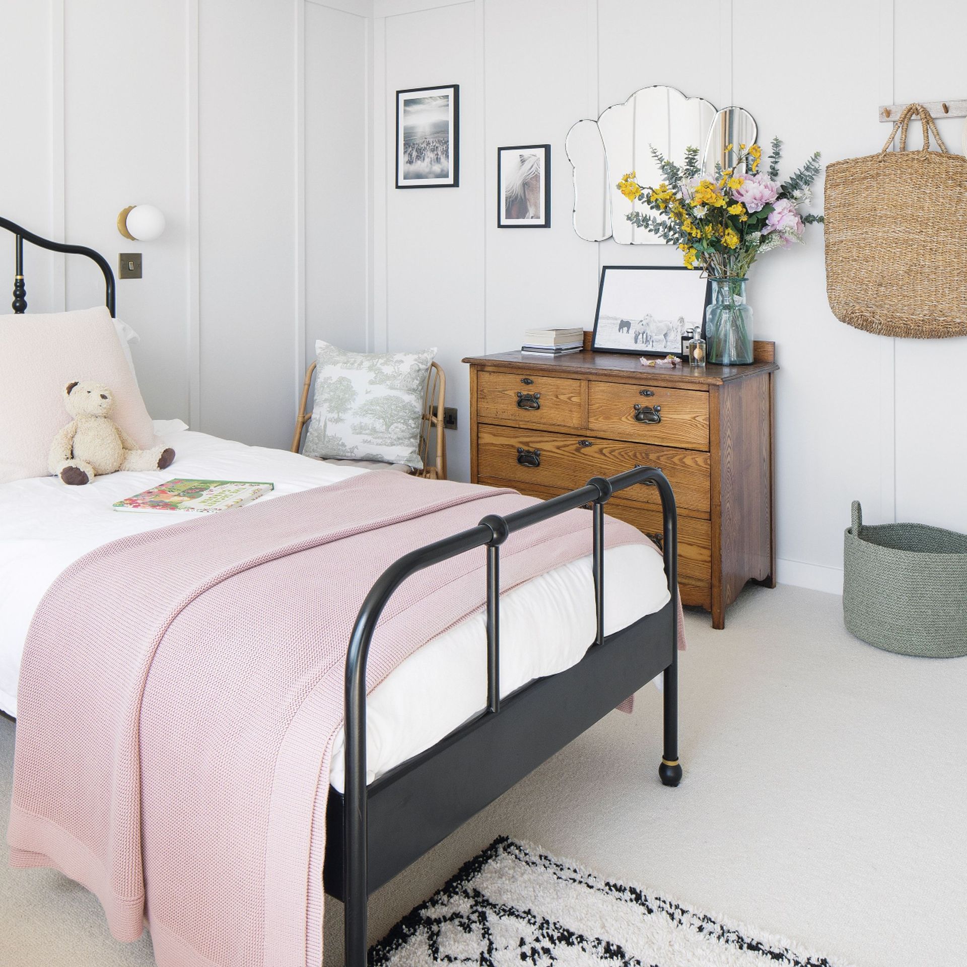 Kamar tidur berpanel putih dengan tempat tidur, lemari, dan meja