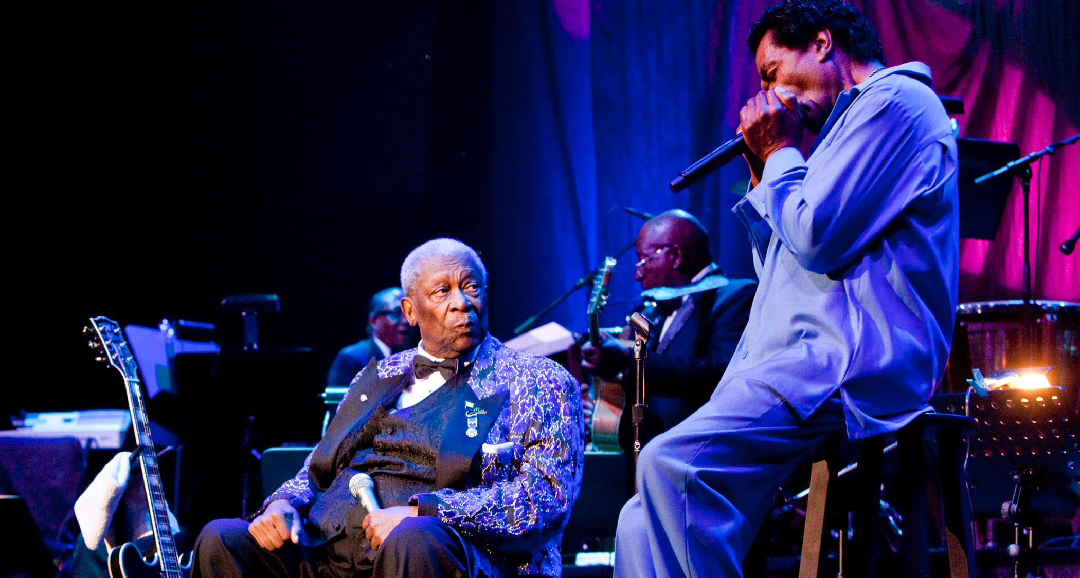 B.B. King looks approvingly at Bobby Rush as the latter takes a harmonica solo