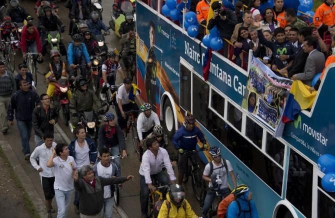 fans rode alongside the bus that took Quintana to meet the president