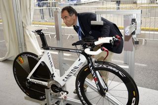 Commissaires inspect a time trial bike (Photo: Watson