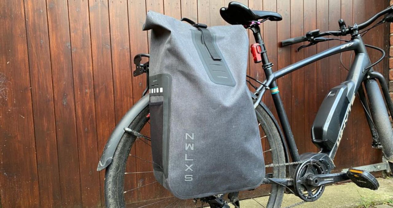 Image shows the New Loox Varo Backpack Pannier mounted on a bike