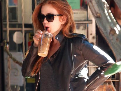 Isla Fischer drinking coffee.jpg