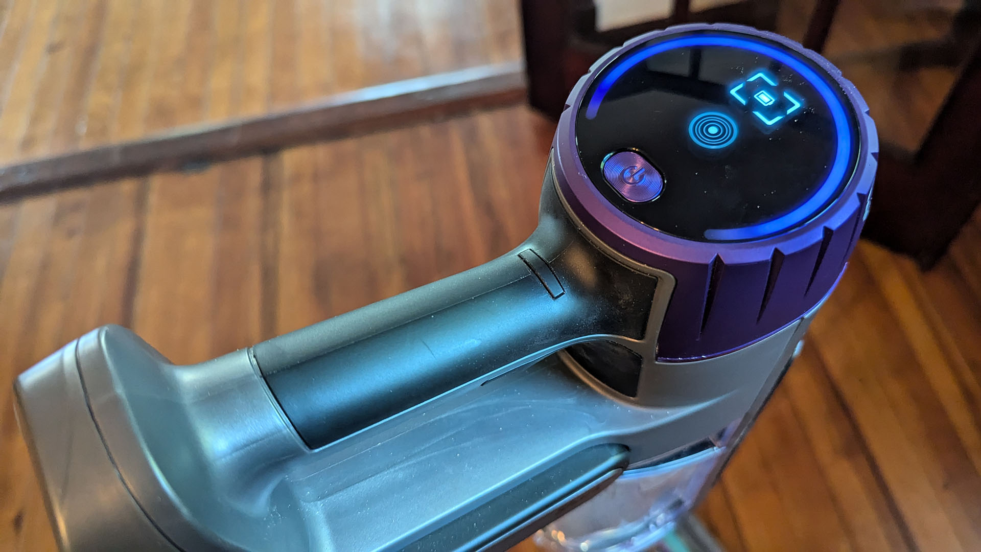 Close up of screen on Shark PowerDetect Cordless vacuum cleaner