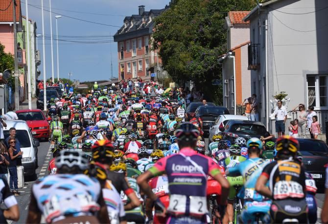 The peloton just after the feedzone
