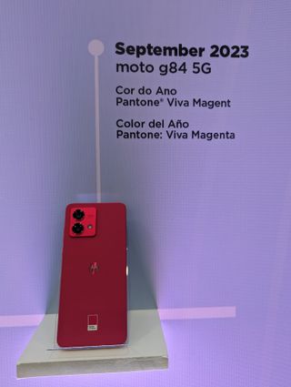 Moto G 54 Pantone Viva Magenta en exhibición en la planta Campinas de Motorola