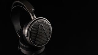 Die neuen Audeze MM-100-Kopfhörer auf schwarzem Hintergrund.