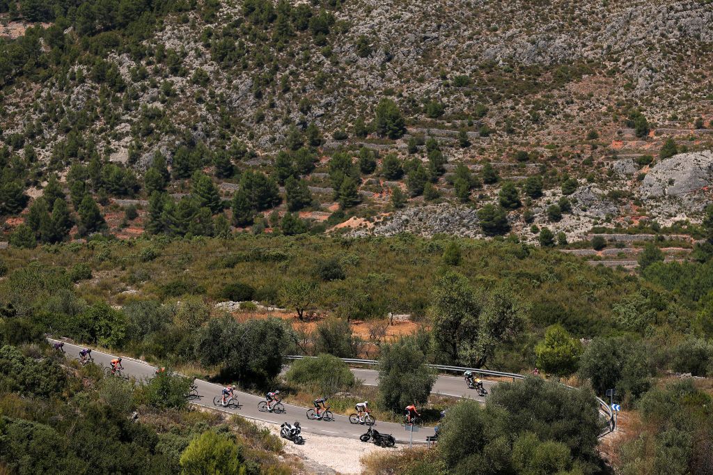 BALCON DE ALICANTE SPAIN AUGUST 20 A general view of the peloton compete in the chase group during the 76th Tour of Spain 2021 Stage 7 a 152km stage from Ganda to Balcn de Alicante lavuelta LaVuelta21 on August 20 2021 in Balcn de Alicante Spain Photo by Gonzalo Arroyo MorenoGetty Images