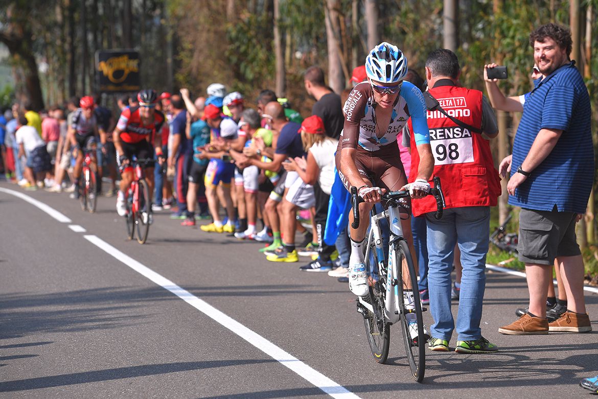 Romain Bardet (AG2R) attacks