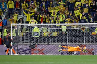 David De Gea's penalty is saved Geronimo Rulli as Manchester United are beaten by Villarreal in the shootout in the 2021 Europa League final.