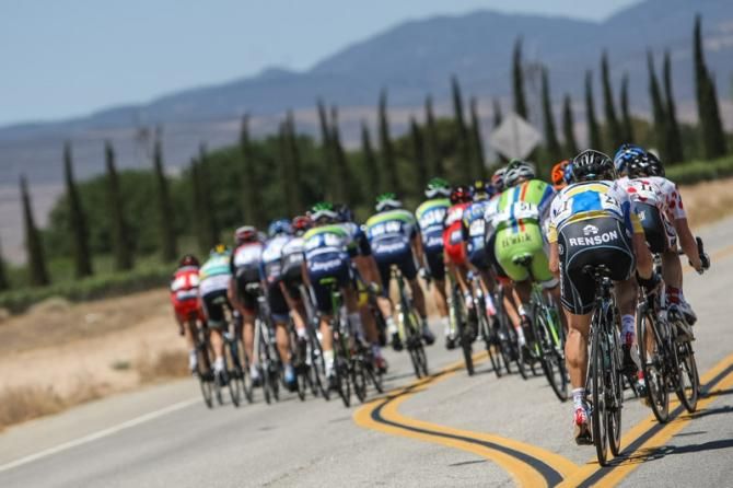 Riders start to echelon when the winds hits them hard from the side.