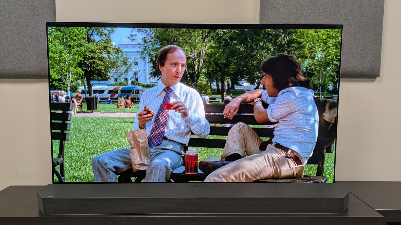 All The President's Men 4K Blu-ray on LG G5 showing Bernstein and man on bench talking