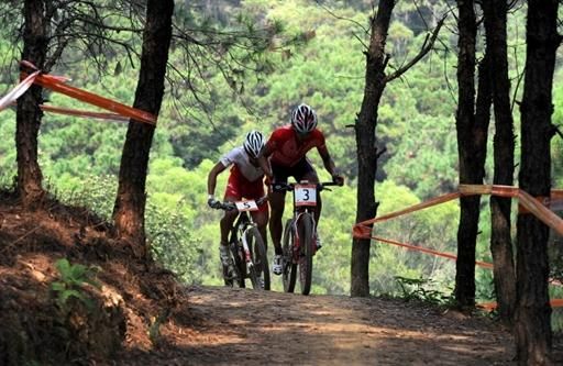 Chun Hing Chan (Hong Kong, China) leads Kohei Yamamoto (Japan).
