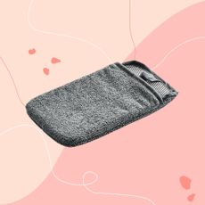 Lakeland condensation mitt on a pink background