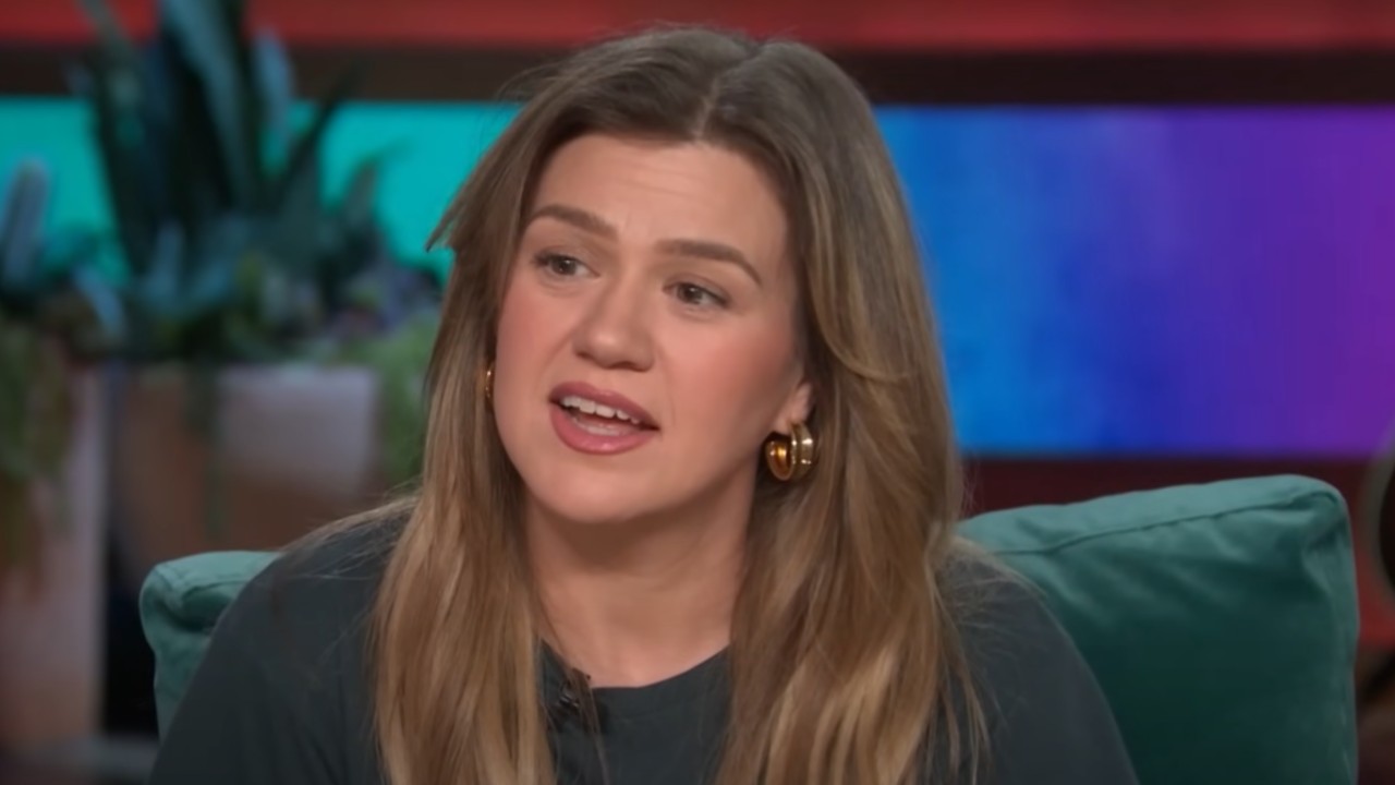 Kelly Clarkson talking on The Kelly Clarkson Show.