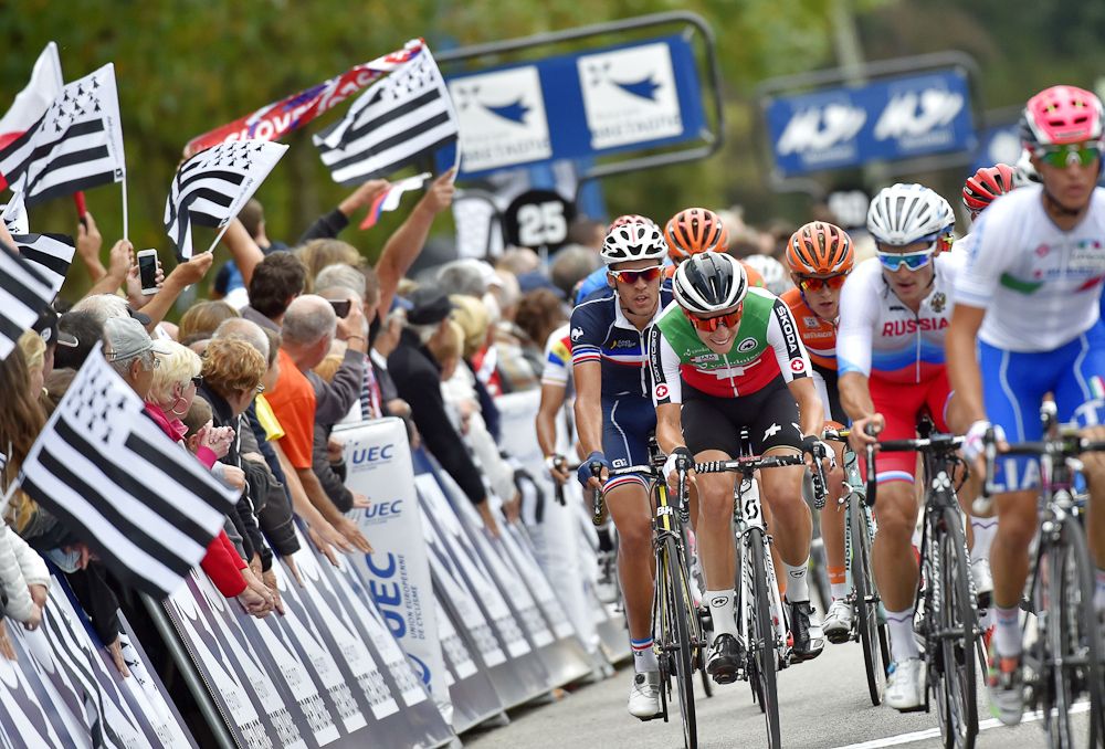 Fans cheers the peloton at the European championships