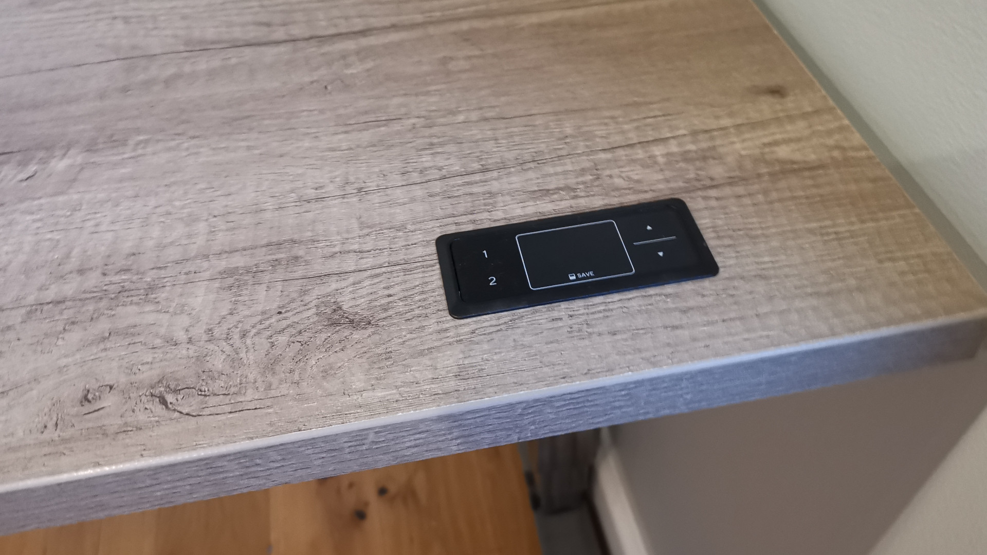 The upgraded memory control switch on the Friska Stockholm standing desk