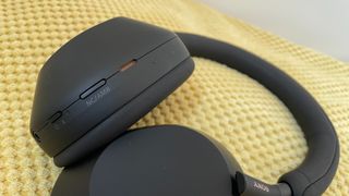 Sony WH-1000XM5 noise-cancelling controls