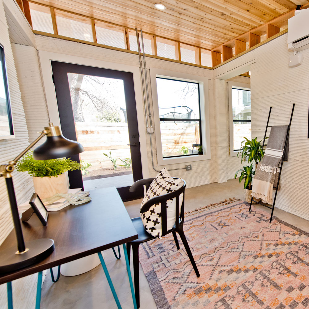 living room with wooden flooring whit walls with and table with chair