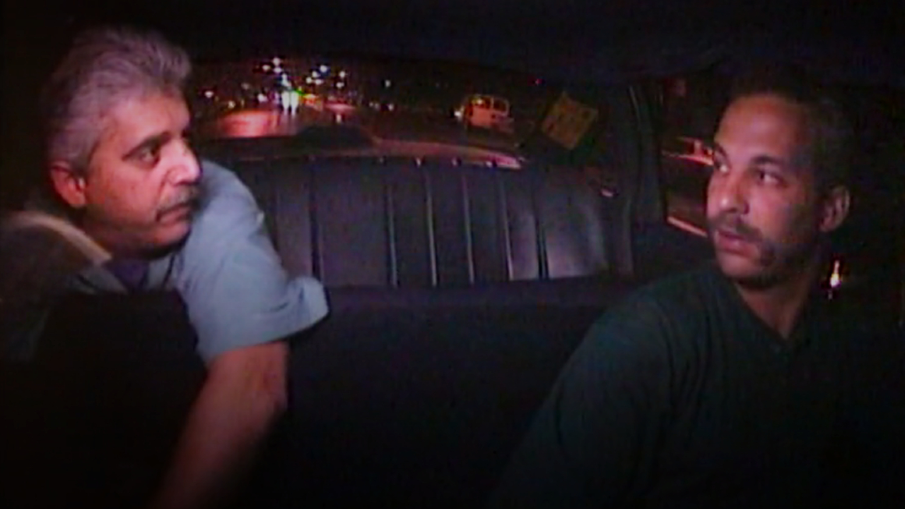 タクシーの告白について話すタクシー運転手と乗客