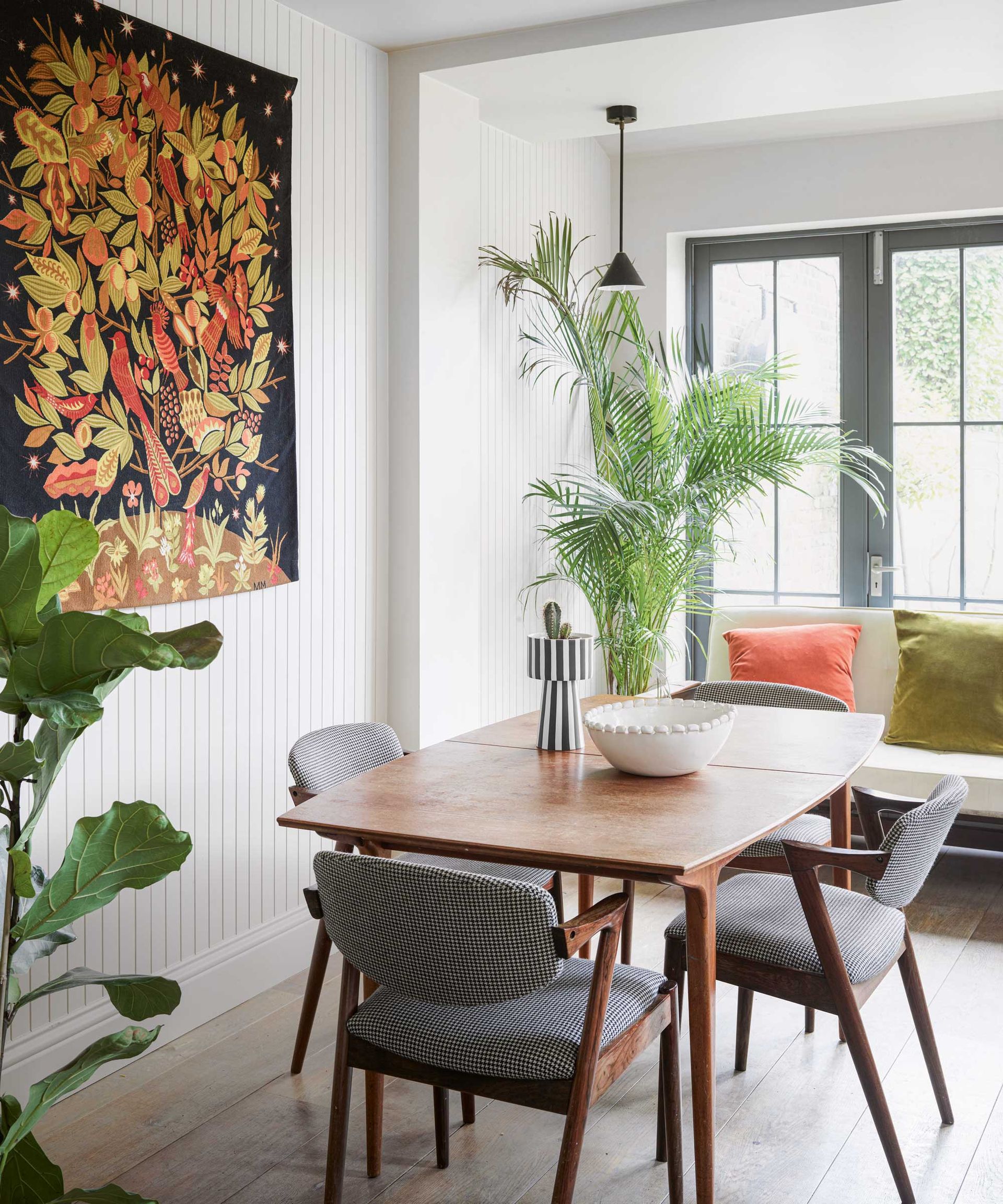 Jadalnia ze stołem i krzesłami