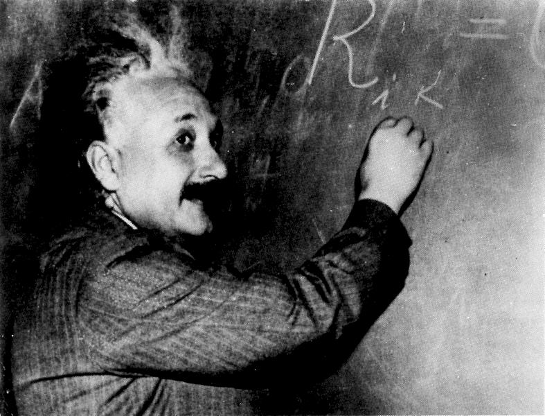 Albert Einstein en la pizarra.