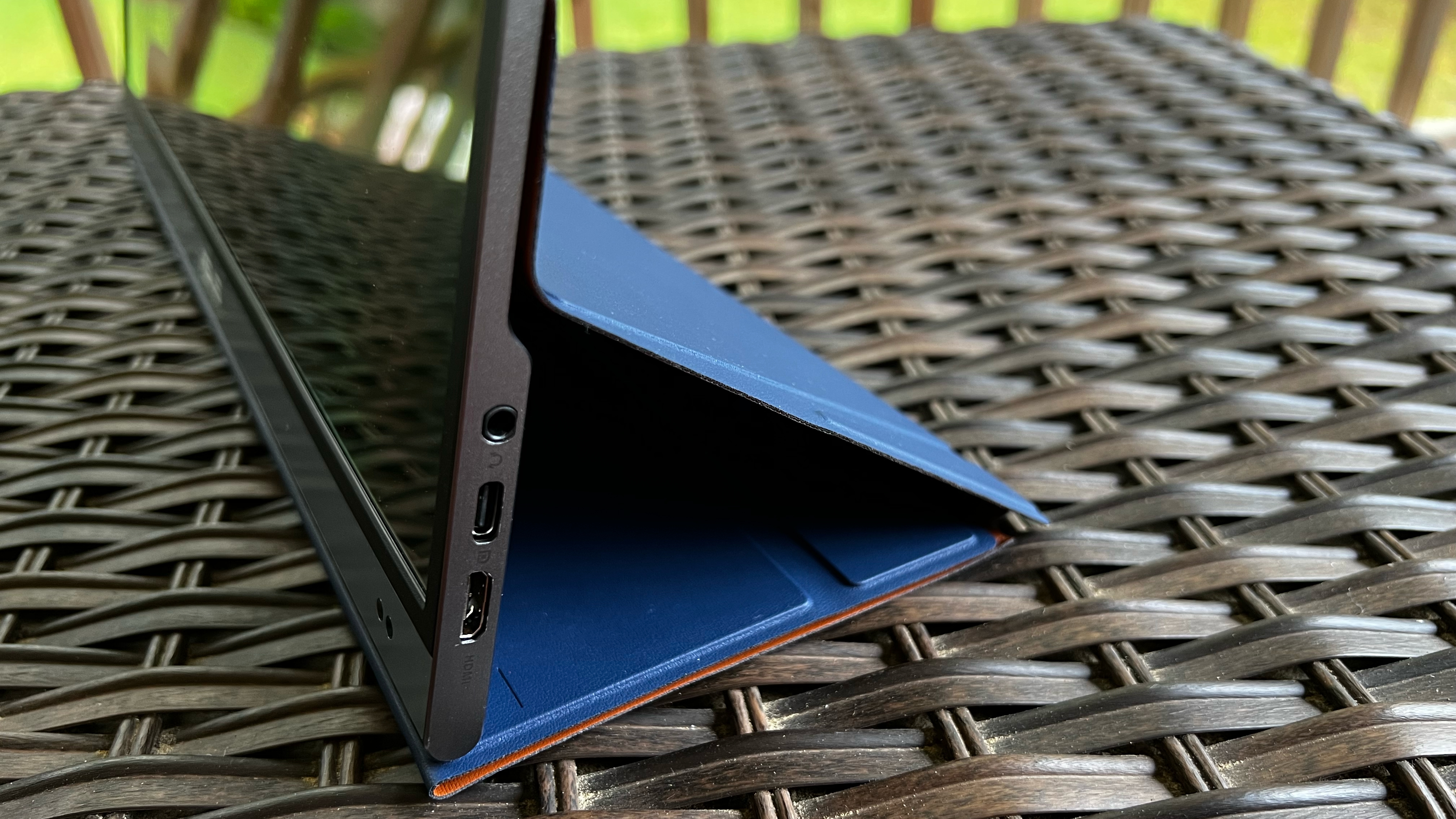 Asus ZenScreen OLED MQ16AH