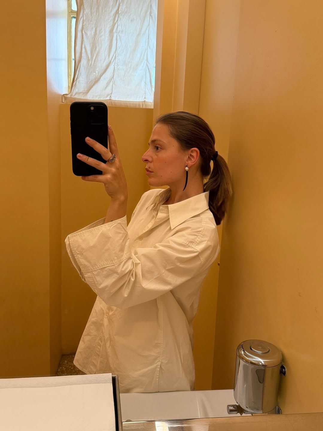 Silvia Dusci wearing onyx earrings by Le Sundail.