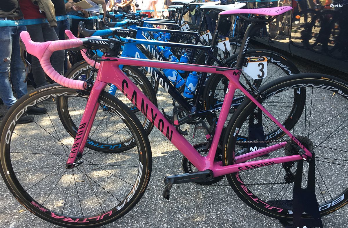 After stage 18, Carapaz appeared to use the pink Canyon as his spare bike and it was not fitted with the usual Power2Max cranksets