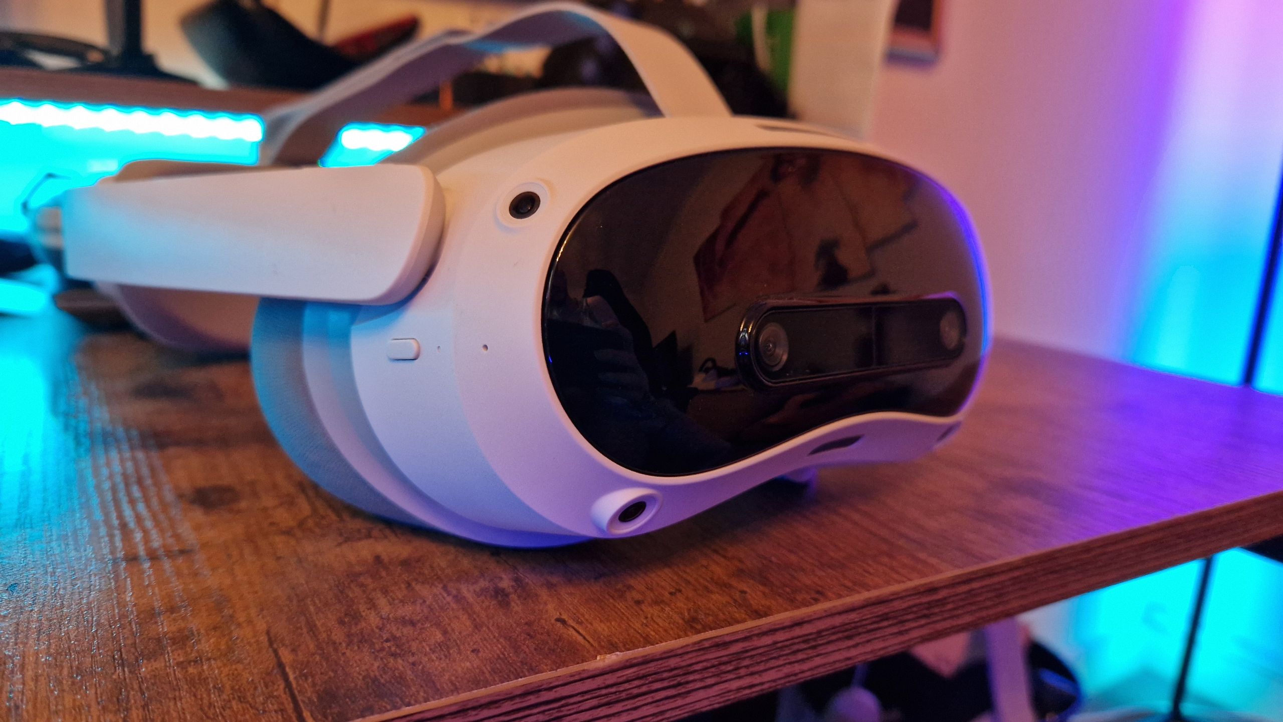 Photo: gamesradar.com Pico 4 Ultra review image up close