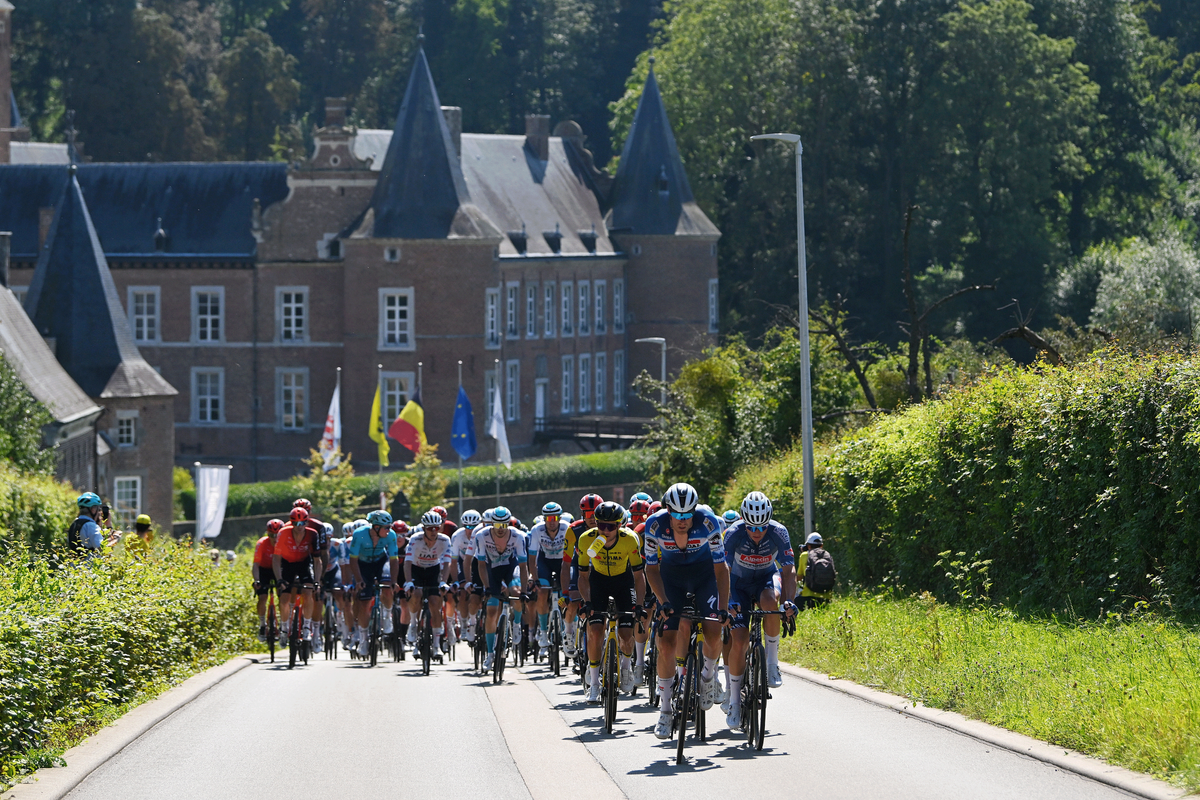 The peloton on stage 1 of the Renewi Tour