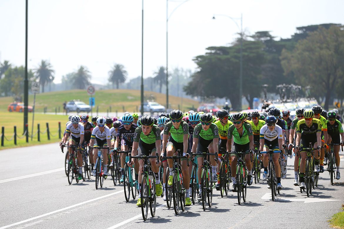 Waowdeals Pro Cycling lead the bunch