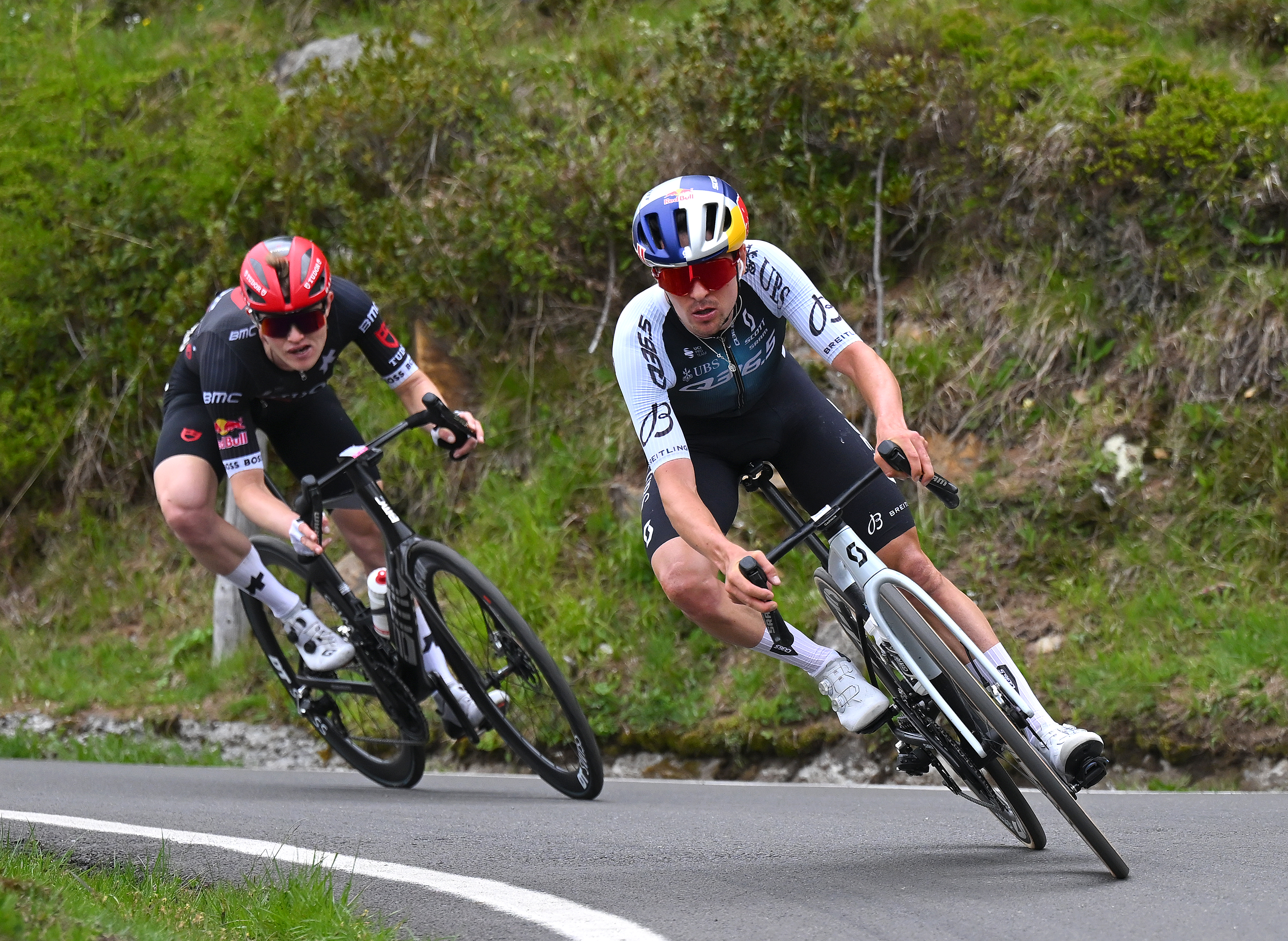 Tom Pidcock descends at the Giro d&#039;Italia, followed by Michael Storer
