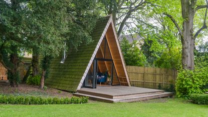 triangular summerhouse cabine