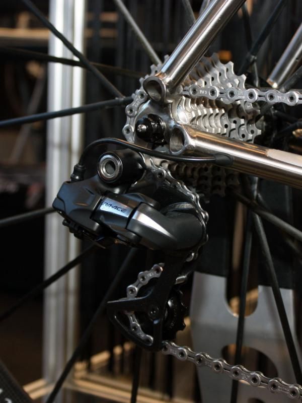 The chunky rear dropouts offer similar benefits to socket-type drops but with a bit more style.