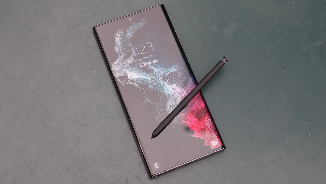 Samsung Galaxy S22 Ultra with S Pen on top