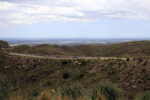 The peloton races towards Mirador del Potrero