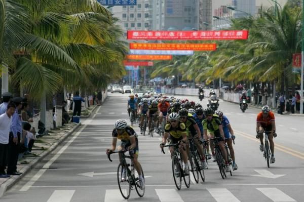 The peloton ride down the finishing straight.