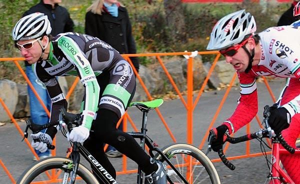 Jeremy Powers (Cannnondale-Cyclocrossworld) gets the hole shot.