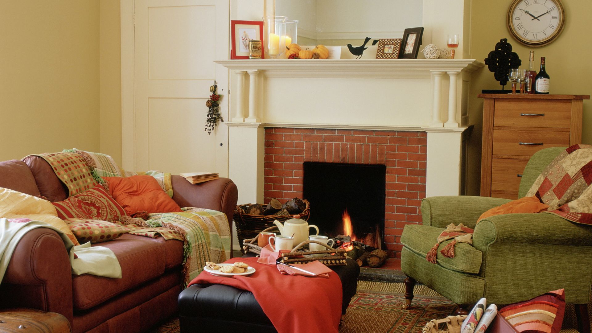 picture of living room with autumnal decor