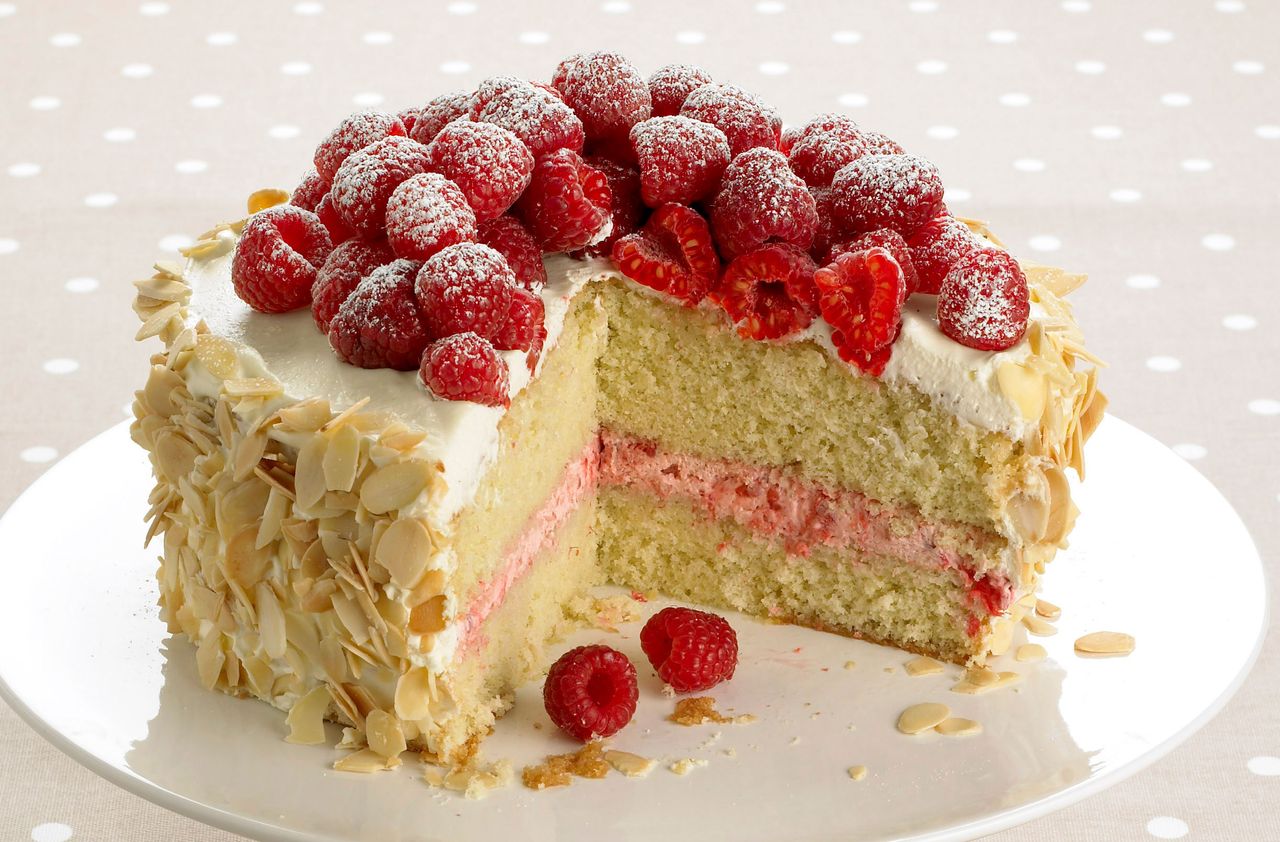 Woman&#039;s Weekly almond and raspberry sponge cake