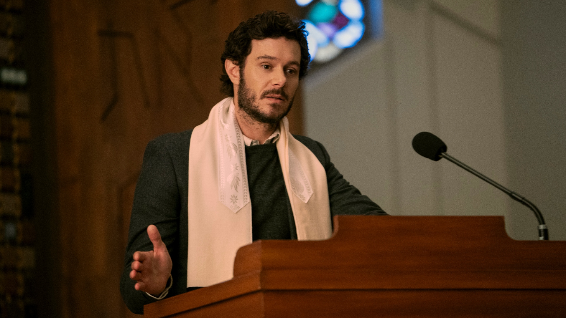 Noah speaks in a microphone in Nobody Wants This