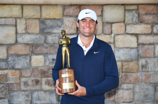 Scottie Scheffler holds Rookie of the Year award in 2020