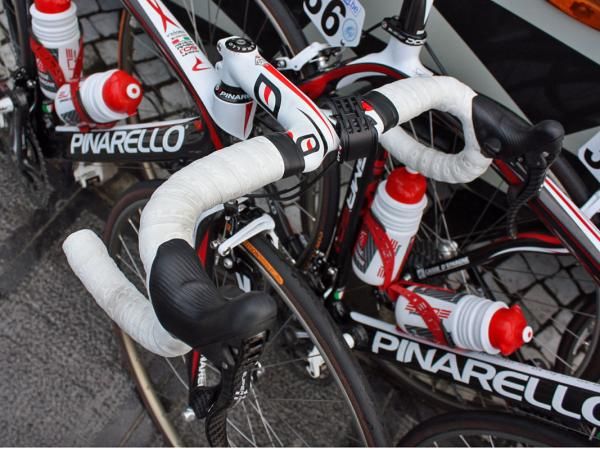 Many Caisse d'Epargne Pinarellos were fitted with one-piece integrated carbon bars and stems.