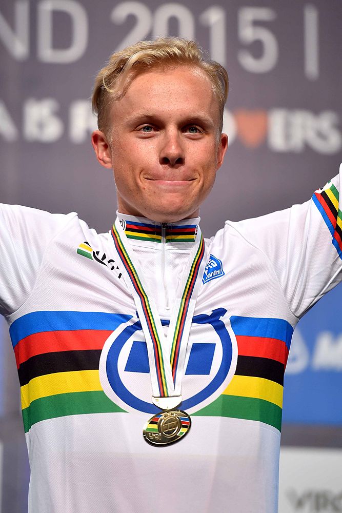Mads Wurtz Schmidt (Denmark) puts on the rainbow jersey