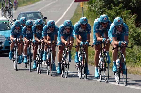 Bouygues Telecom ride together on their way to 16th