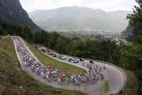 The peloton head towards Madonna di Campiglio